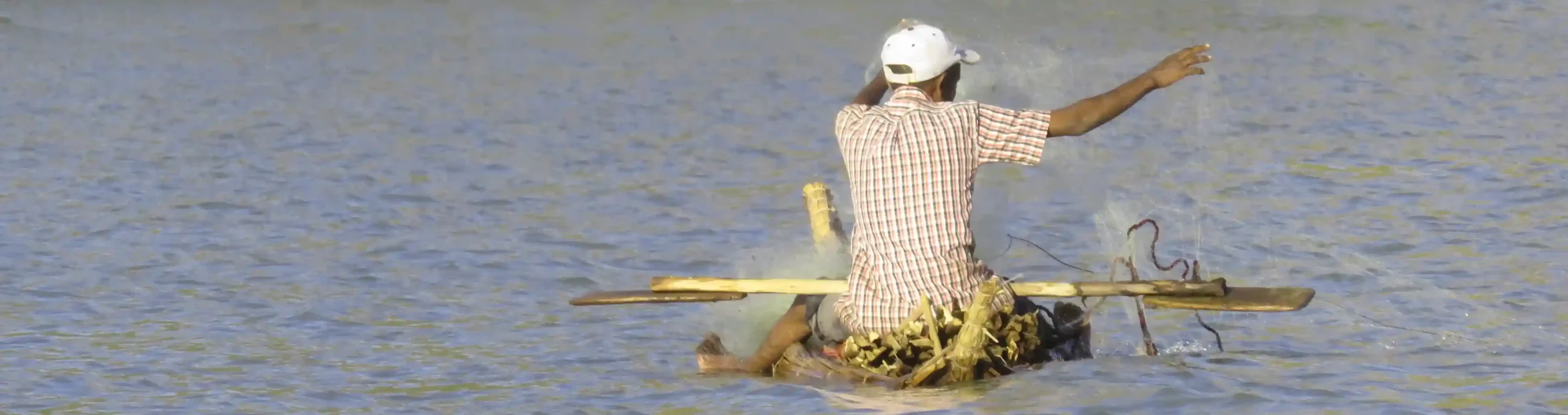 El pescador en su barco de papiro pescando con red cerca del monasterio de Galila en un incursión desde Górgora.