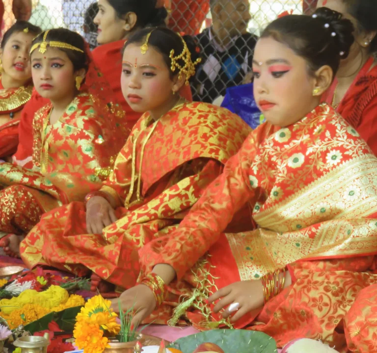 Fila de niñas en Durbar Square vestidas con traje típico como aspirantes a kumaris.