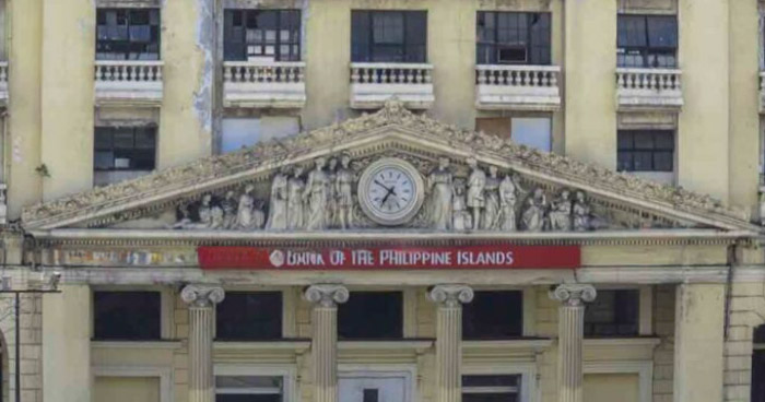 Fachada del edificio del banco nacional de las Islas Filipinas.
