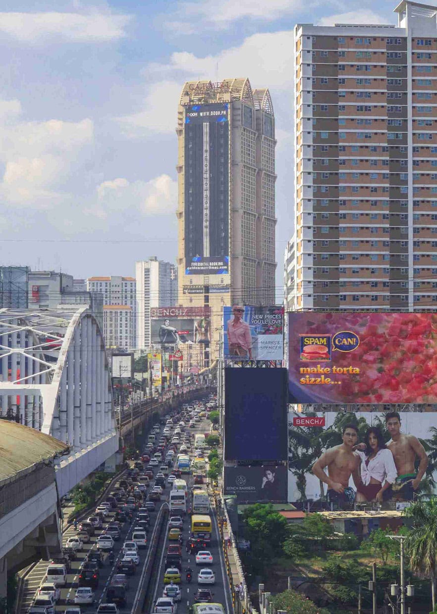 En el ruidoso barrio de Mandaluyong con las torres gemelas GA al fondo.