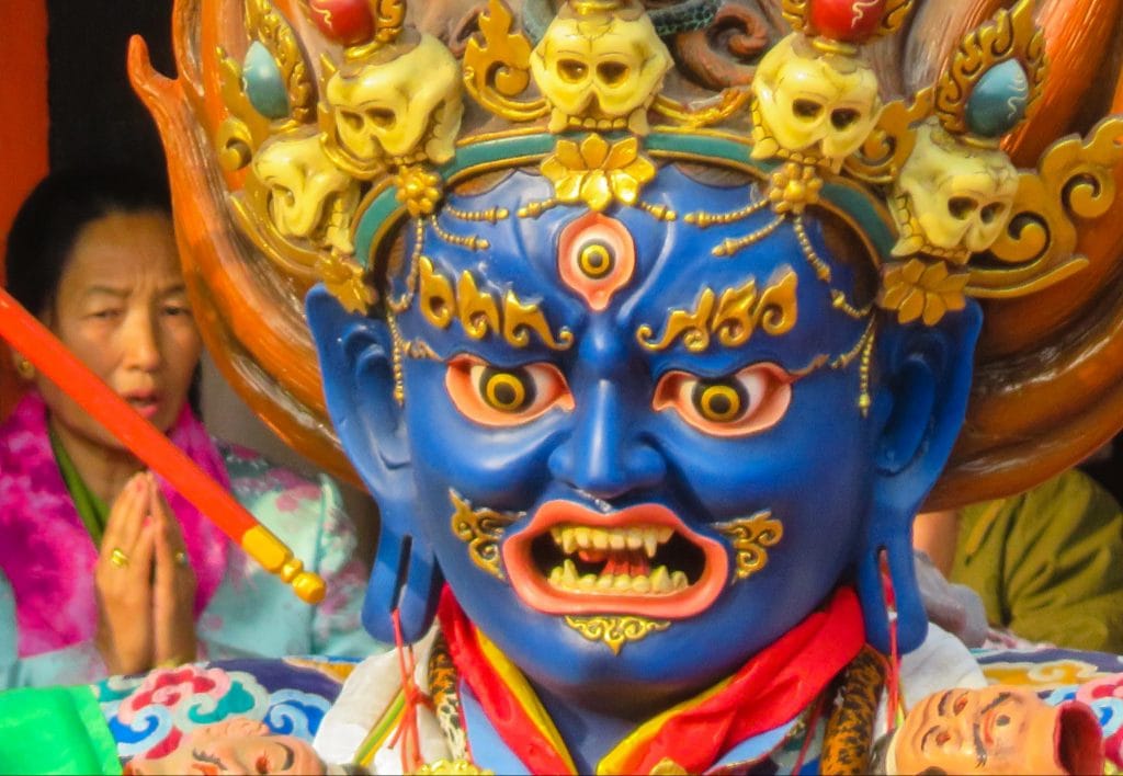 Procesion de Mahakala en Sikkim durante Gutor fin año tibetano