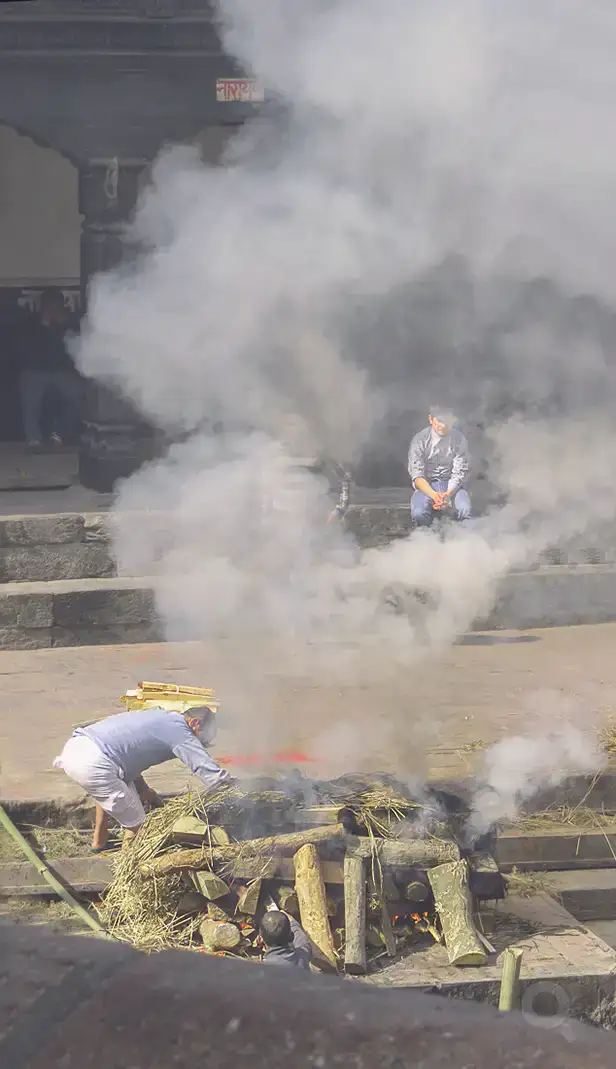 La cremación ritual con uso de ghee y gavillas de paja.