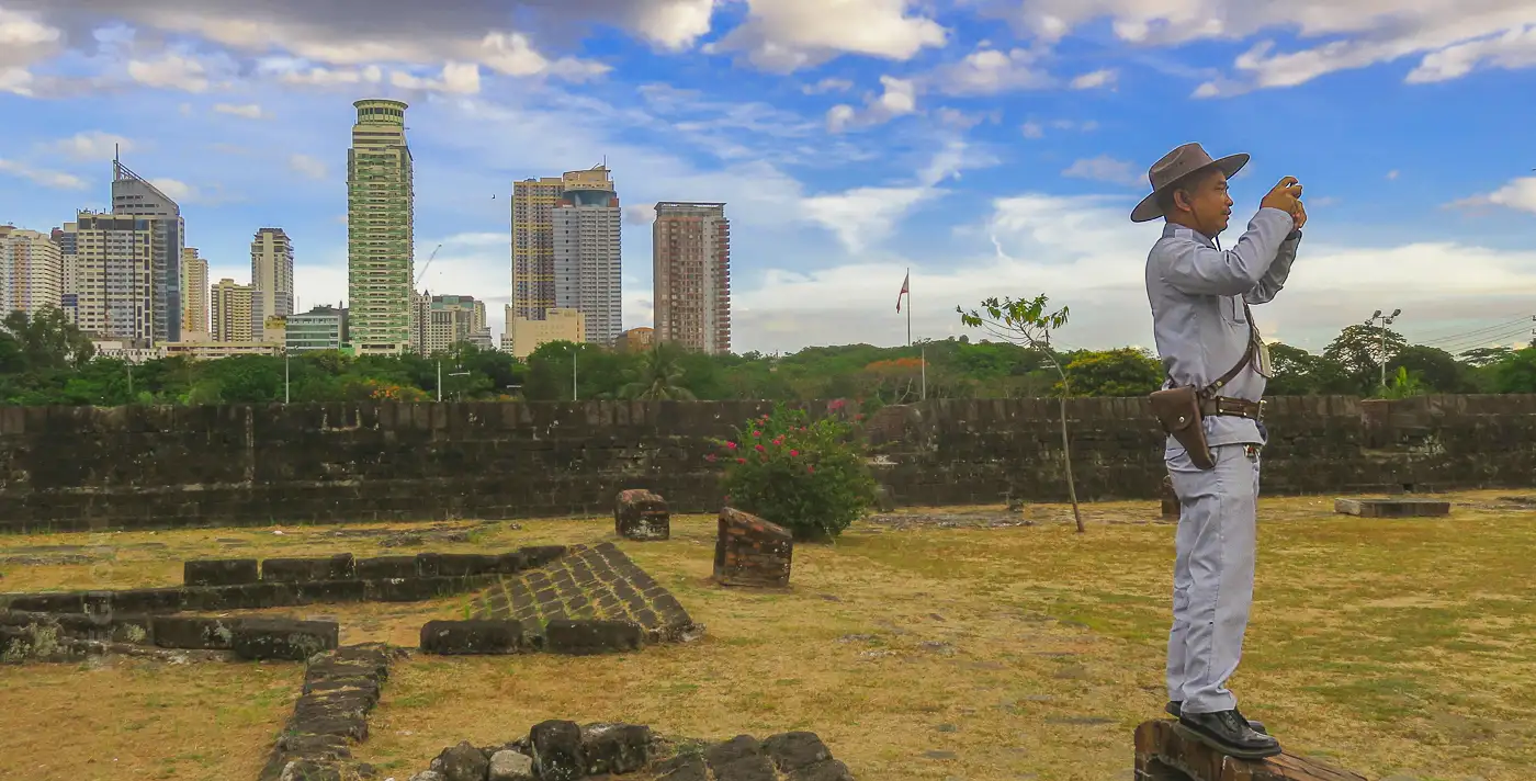 Skyline de Manila desde el foso histórico de Intramuros