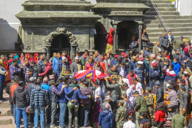 La despedida en el rito de las cremaciones al aire libre en Nepal.