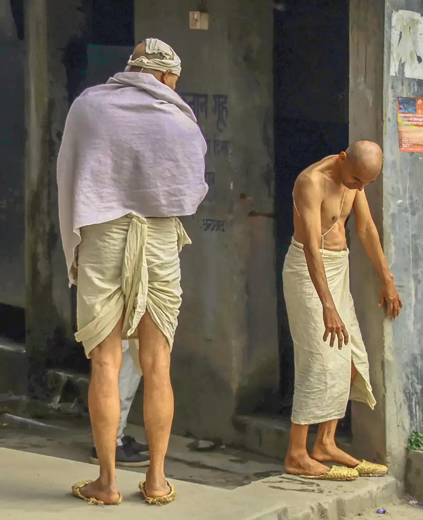 Sraddha, ceremonia funeraria en Manamaiju, Katmandú, con miembros de después de ducharse.