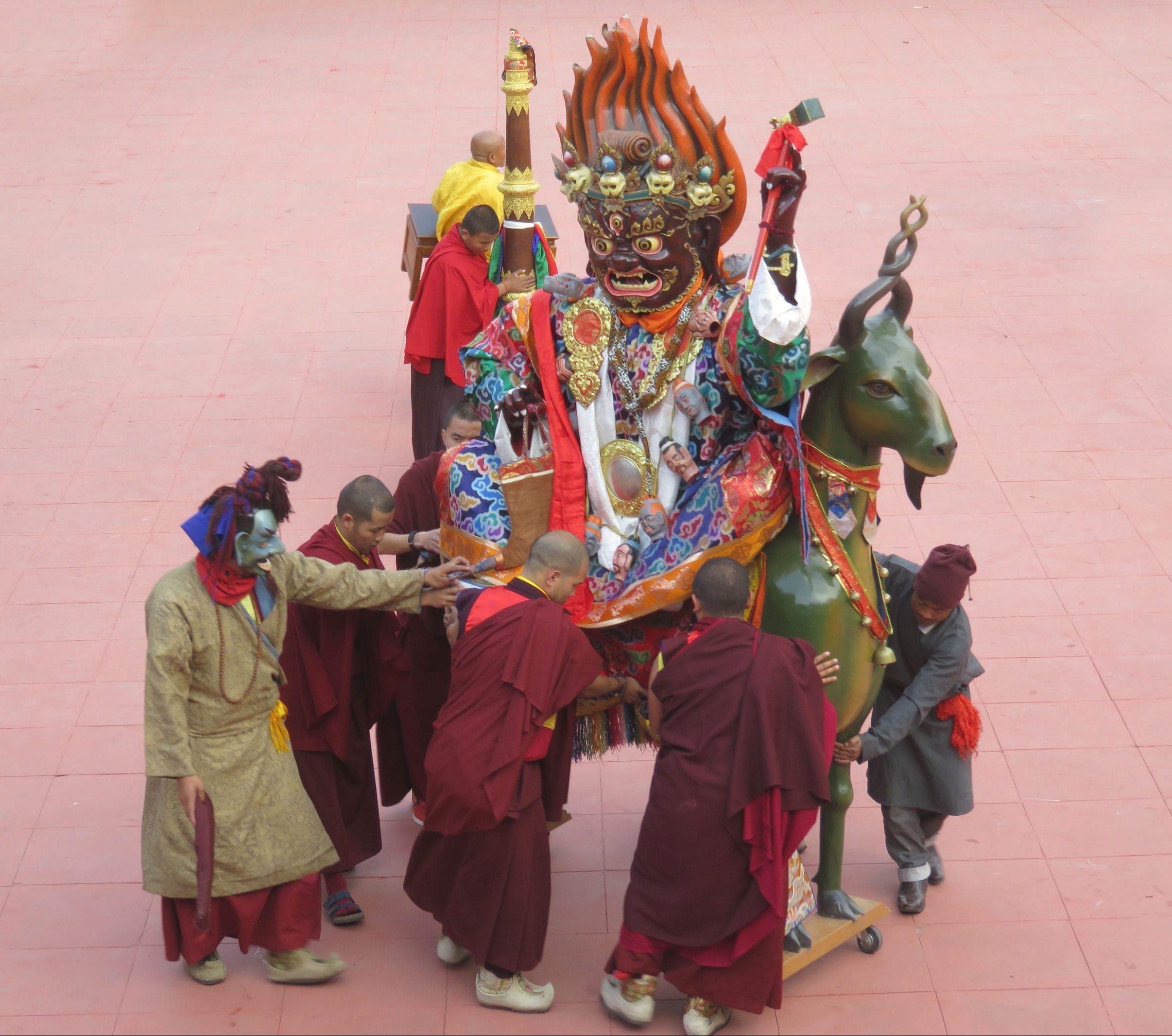 La carroza de Mahakala por el atrio del monasterio de Rumtek