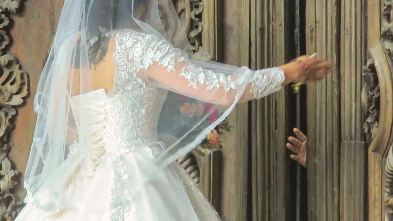 Novia filipina en una boda en Manila accede al templo.