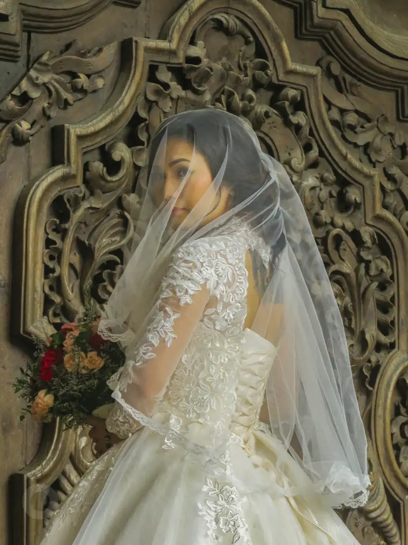 Mujer manileña llega el altar.