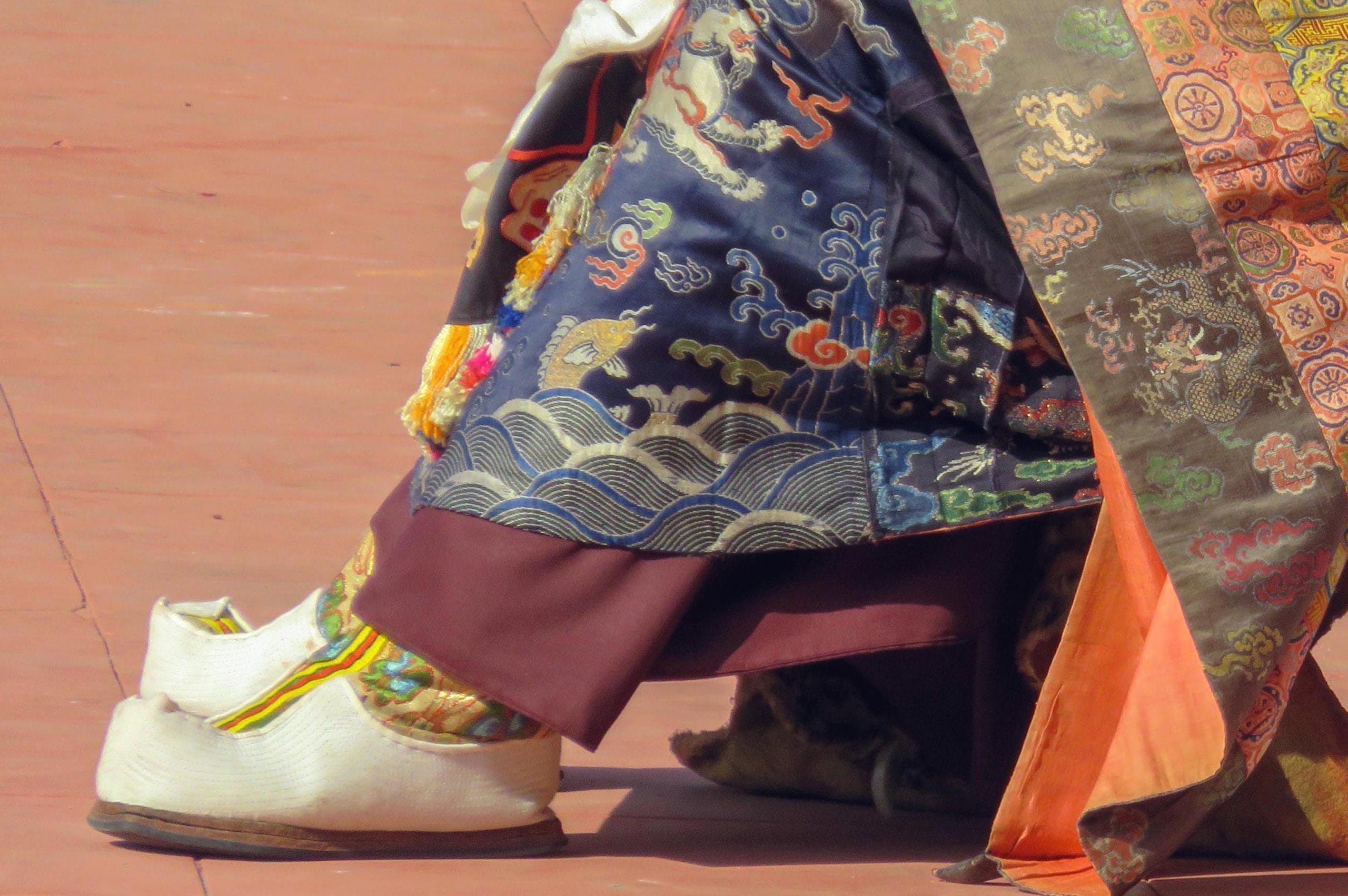 Lama vajra en Sikkim espera el comienzo de ceremonia Gutor