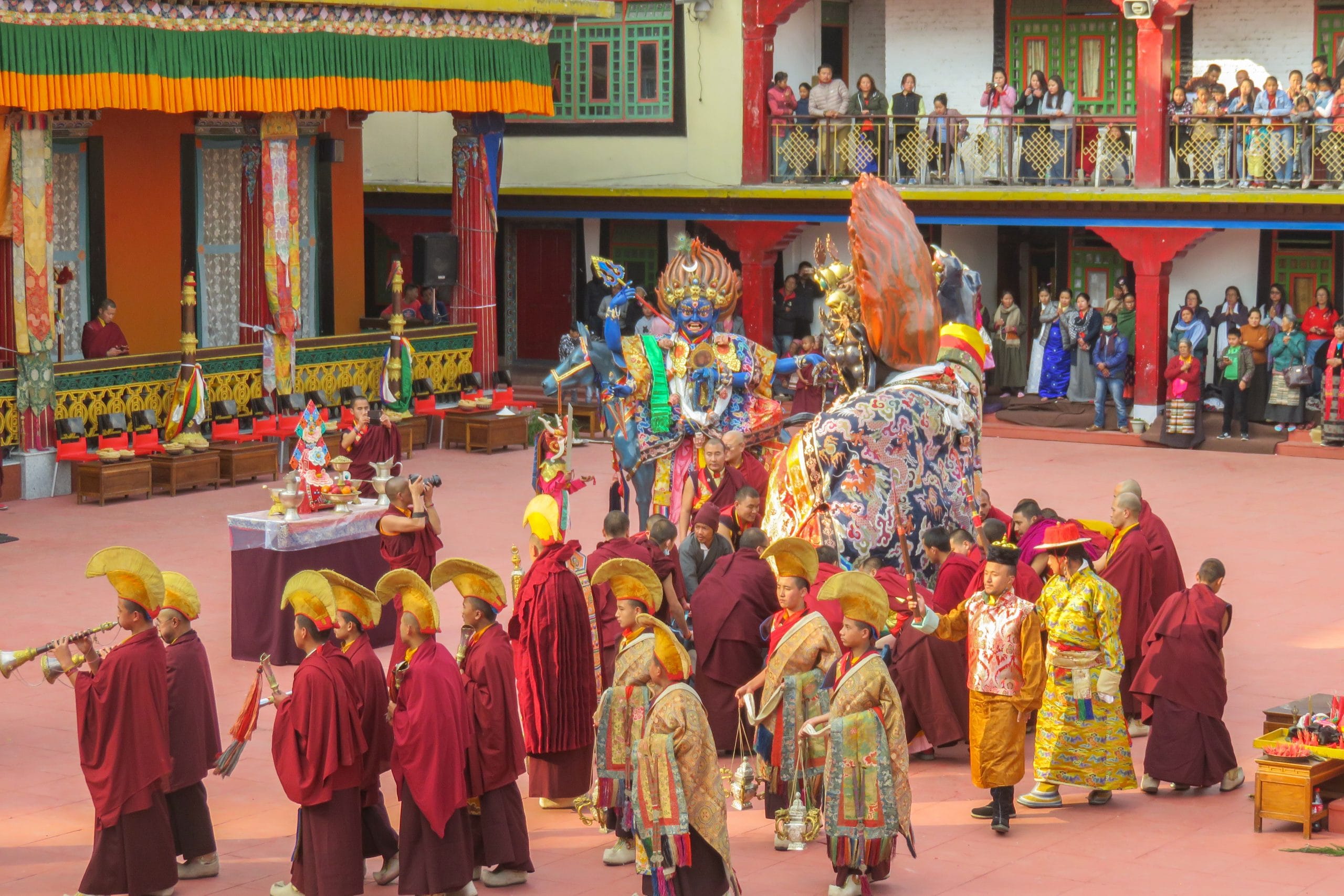 Desarrollo de la procesión de Gutor en Rumtek, monasterio sikkimés