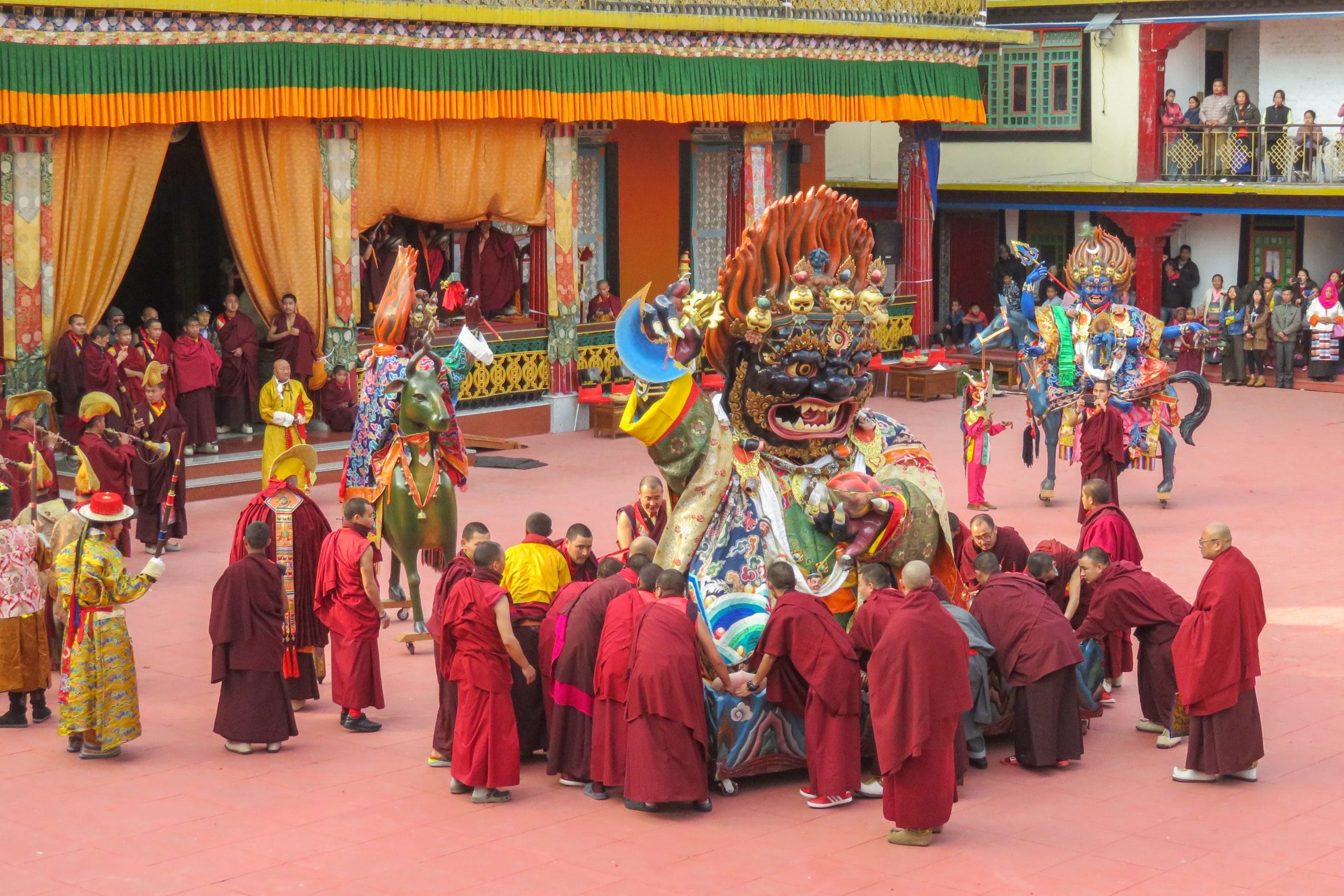 Procesion de Mahakala en el monasterio de Rumtek durante Gutor