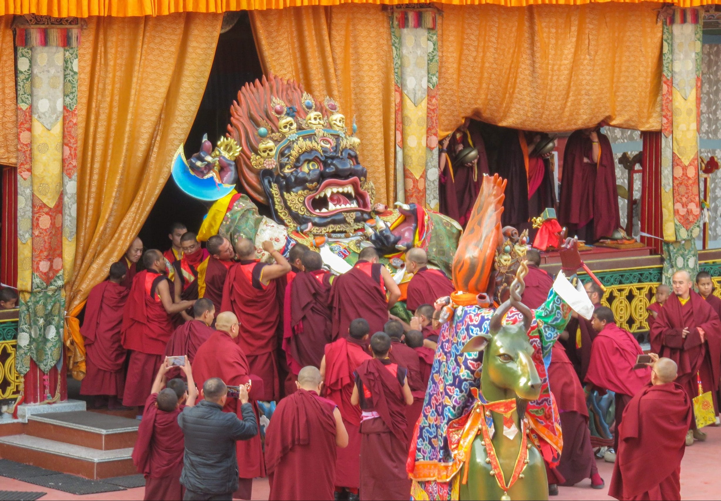 Procesion de Mahakala en Sikkim durante Gutor en fin año tibetano