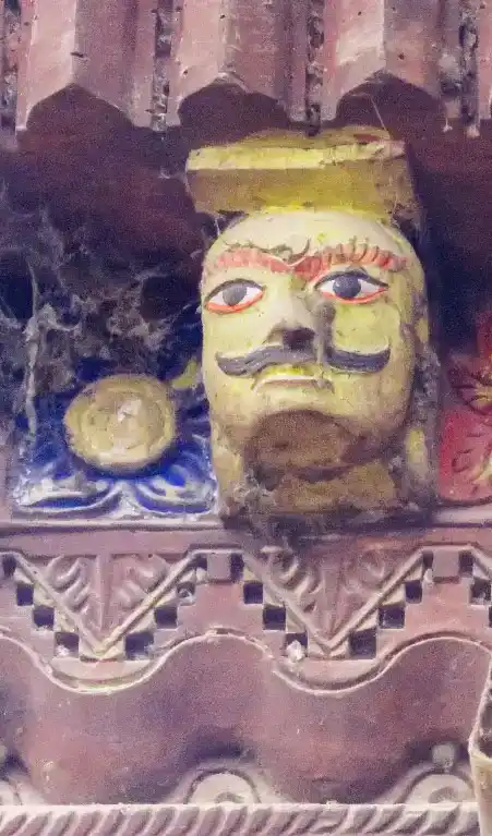 Detalle de los aleros con los remates de las vigas del templo.
