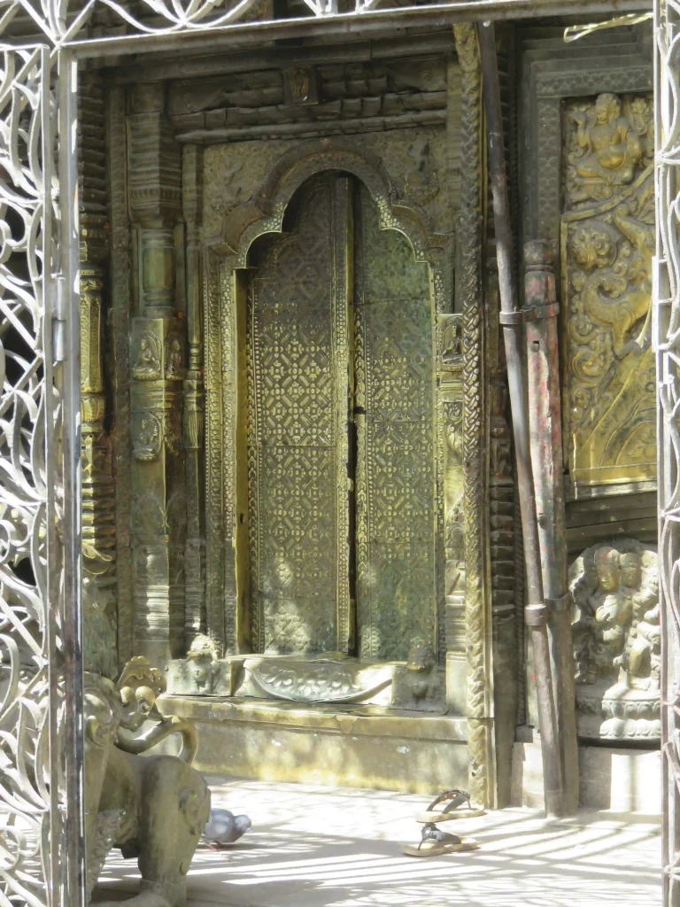 Escultura de latón repujado nepalí.