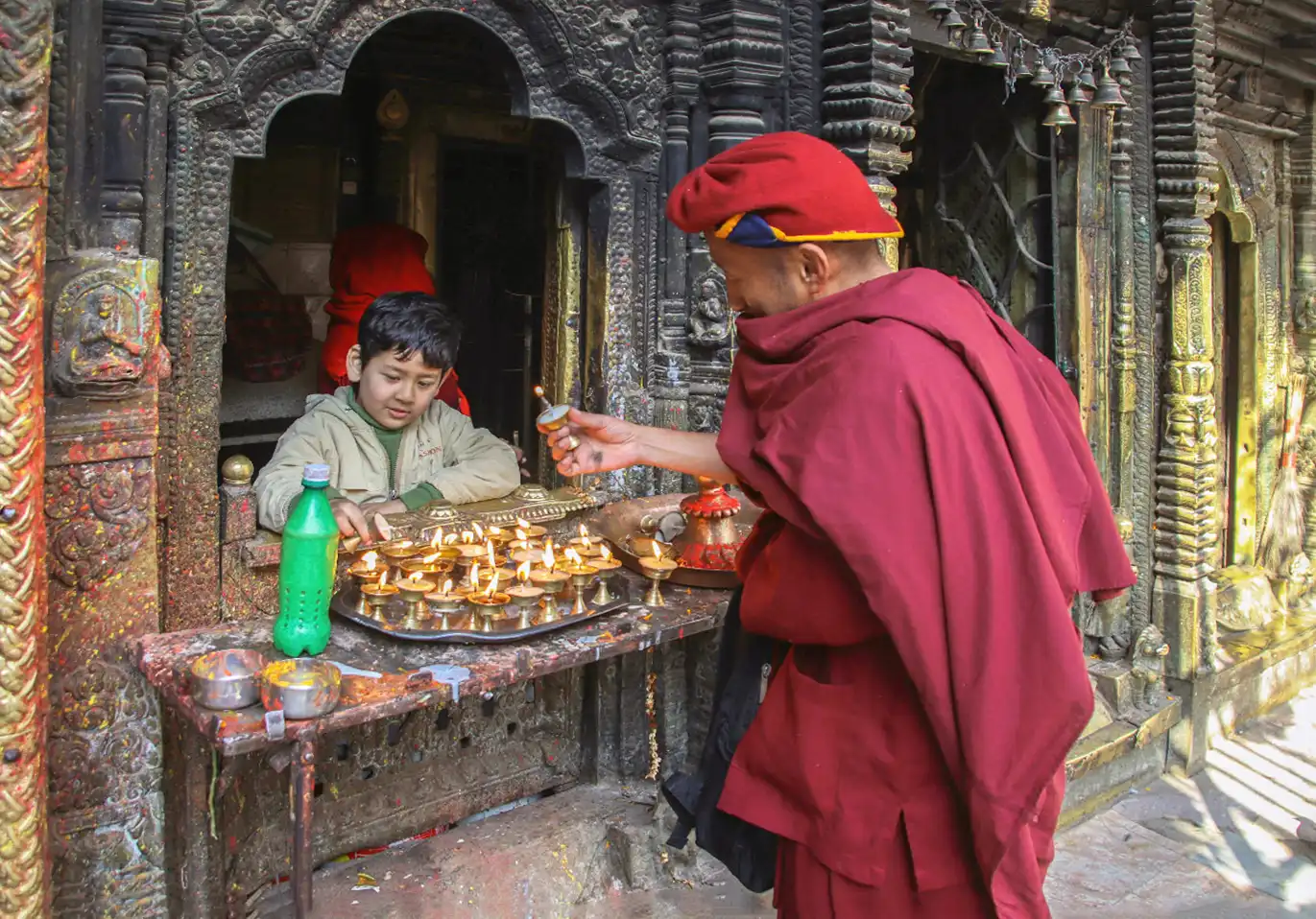 Monje de la secta drukpa hacienda su ofrenda ante Bodhisatva Seto Machendranath. 