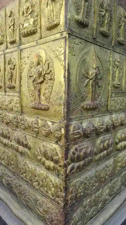 Escultura religiosa nepalí. Manifestaciones de Bodhisatva en el exterior del templo de Seto Machendranath.