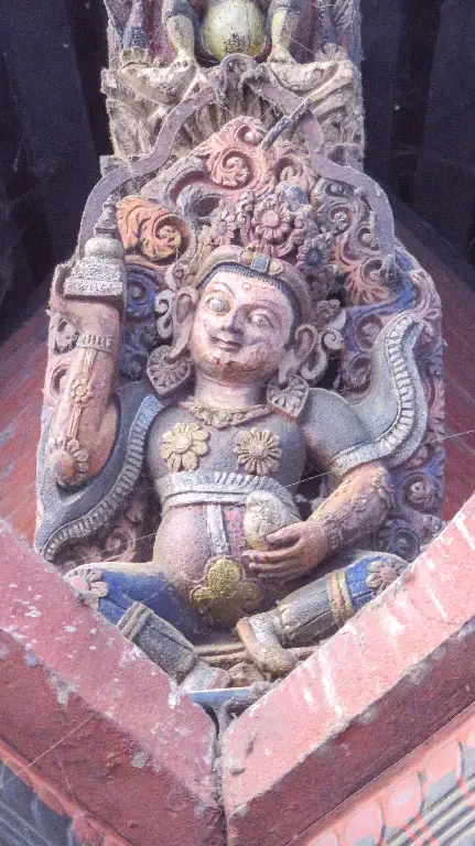Escultura religiosa en madera de Nepal. 