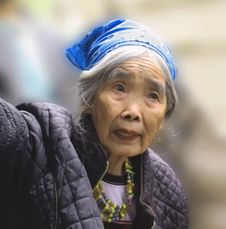 Retrato de Whang Od, la famosa tatuadora filipina.