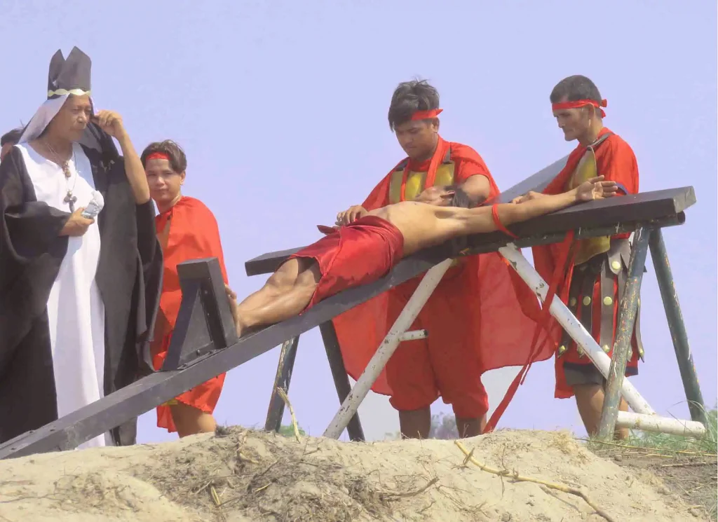 Elevación de la Cruz en la representación filipina de la Muerte de Cristo.