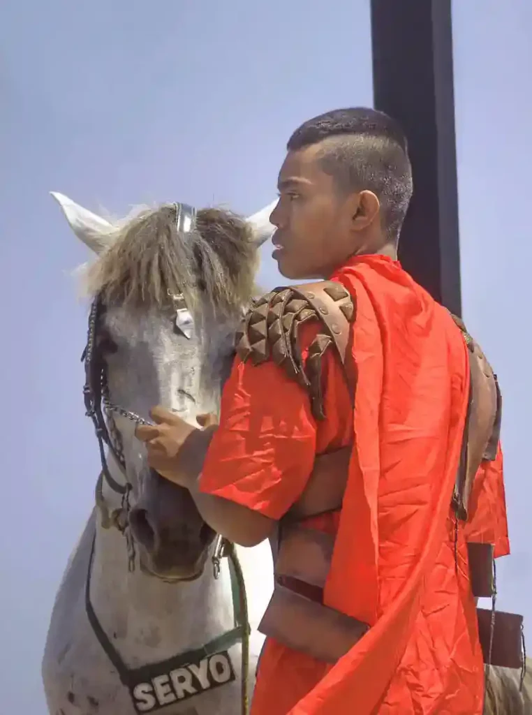 Sayón con caballo al inicio celebración Cenáculo filipino de Semana Santa.