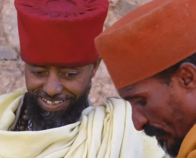 Pareja de monjes del monasterio de Galila con sus típicos sombreros hechos a mano por elllos mismos.