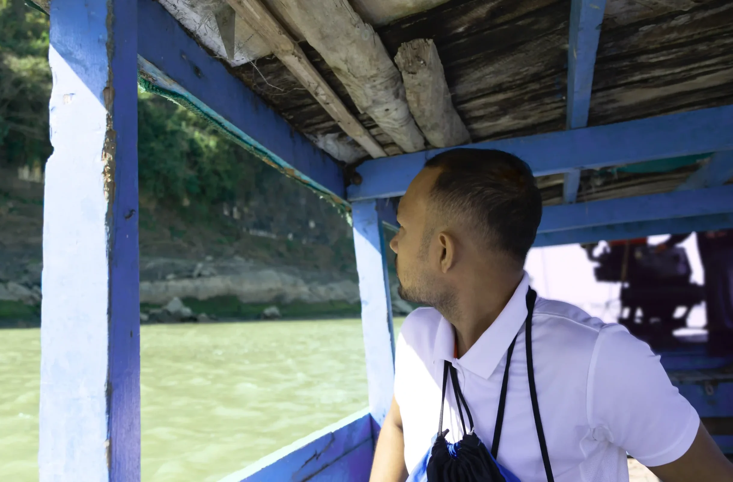 Viajero en barco camino al acantilado de Akauk Taung en Birmania.