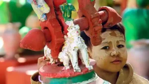 Un niño birmano detrás de la campana del monasterio de Akauk Taung.