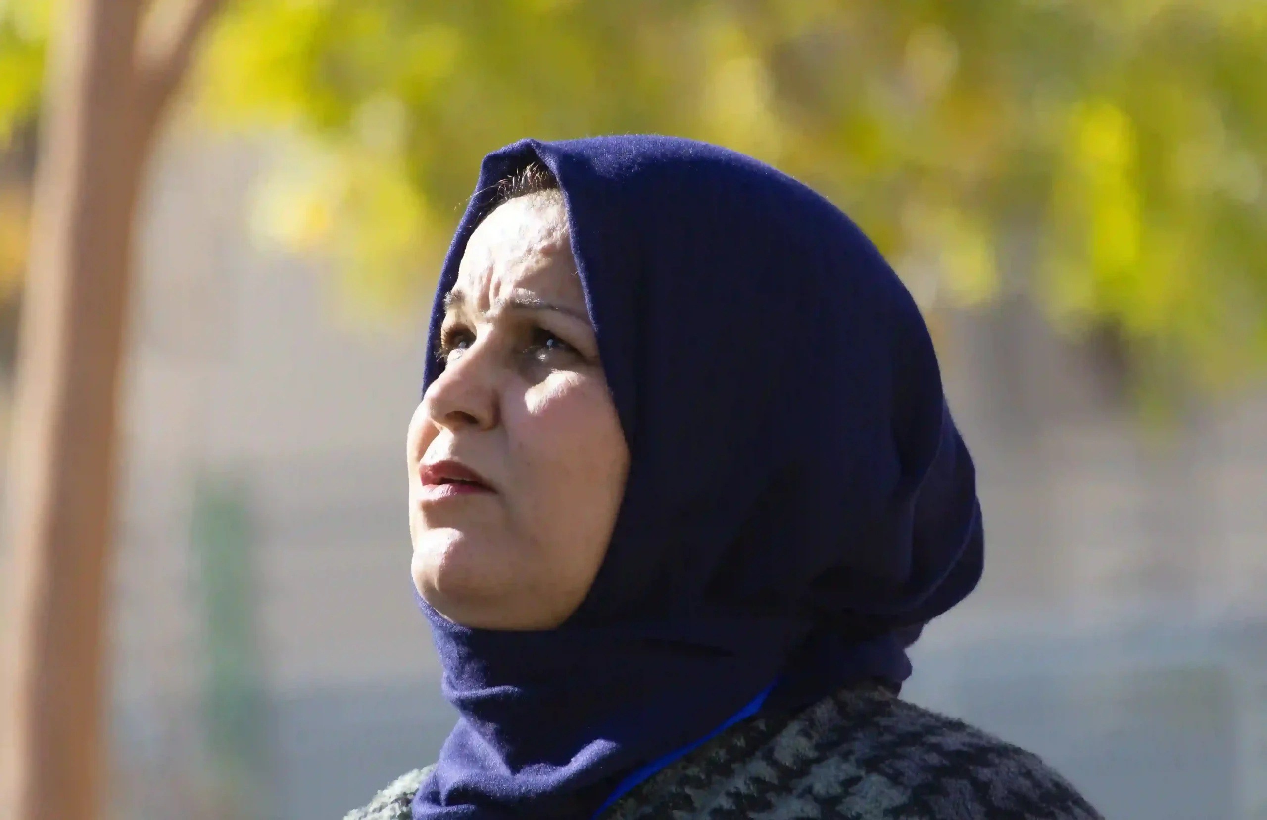 Peregrina musulmana en Medina con la cabeza cubierta.