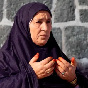 Recogimiento de una mujer musulmana durante la peregrinación a Medina.