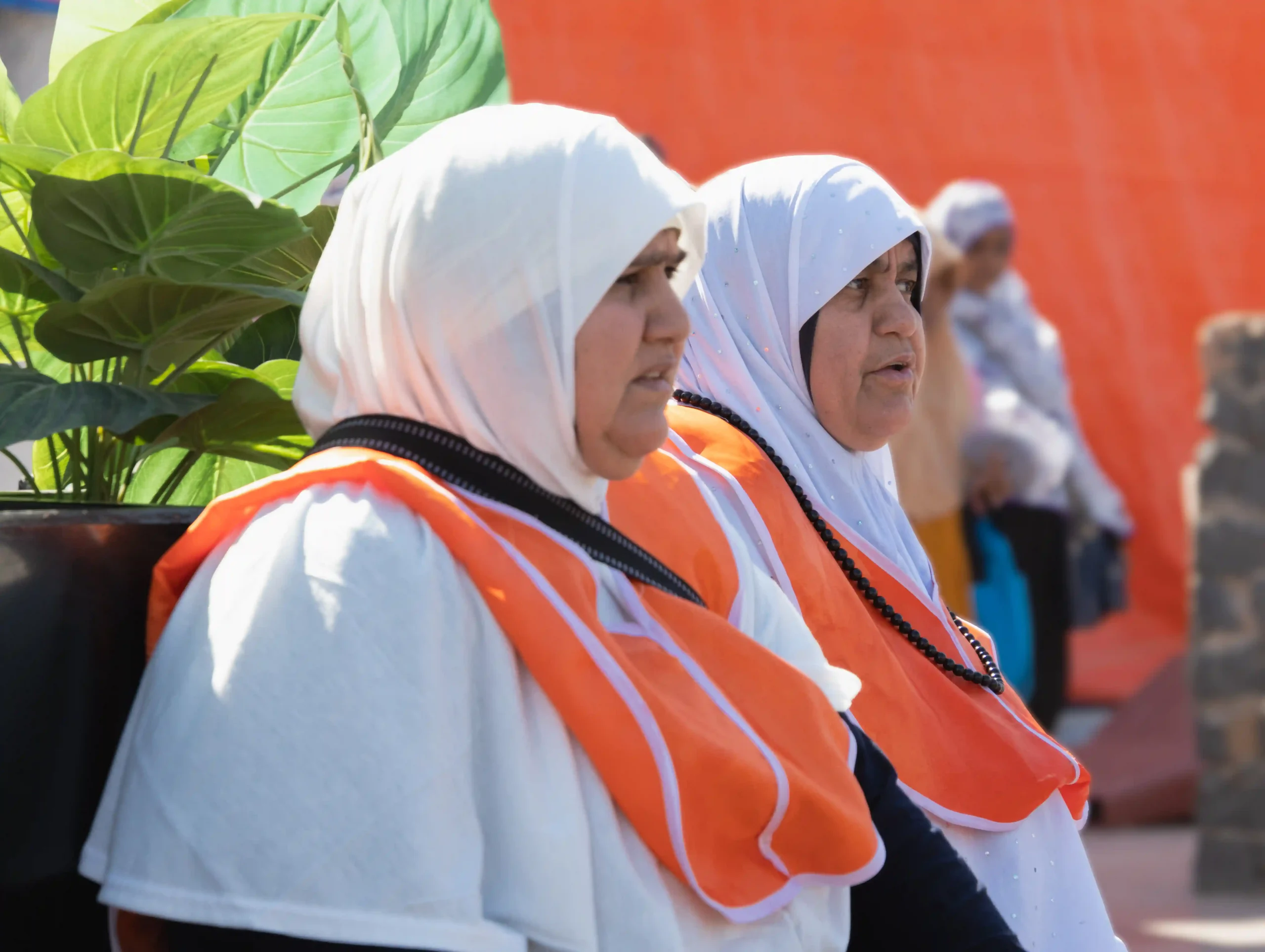 Pareja de mujeres peregrinas descansan delante de Masjid Al Nabawi, la Mezquita del Profeta en Medina.