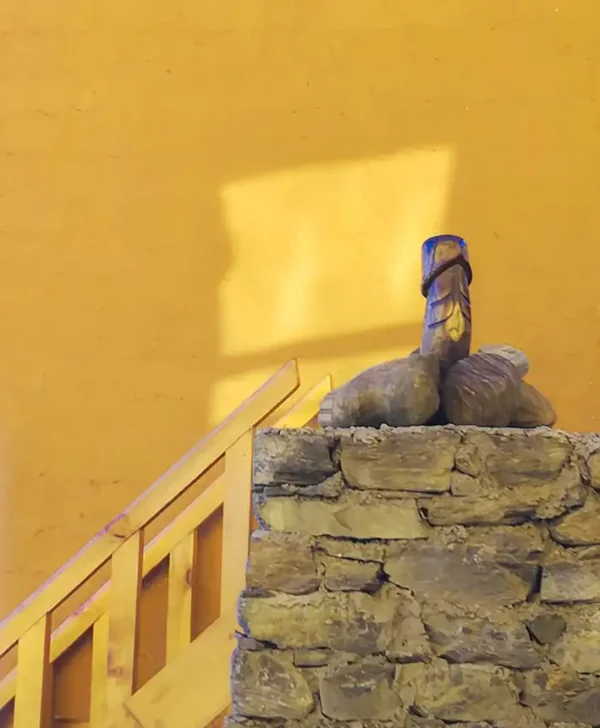 Falo rematando una escalera de un hotel de Lobesa, en las inmediaciones de Punakha.