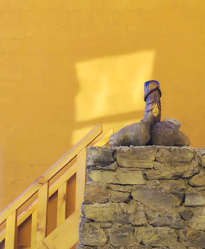 Falo rematando una escalera de un hotel de Lobesa, en las inmediaciones de Punakha.