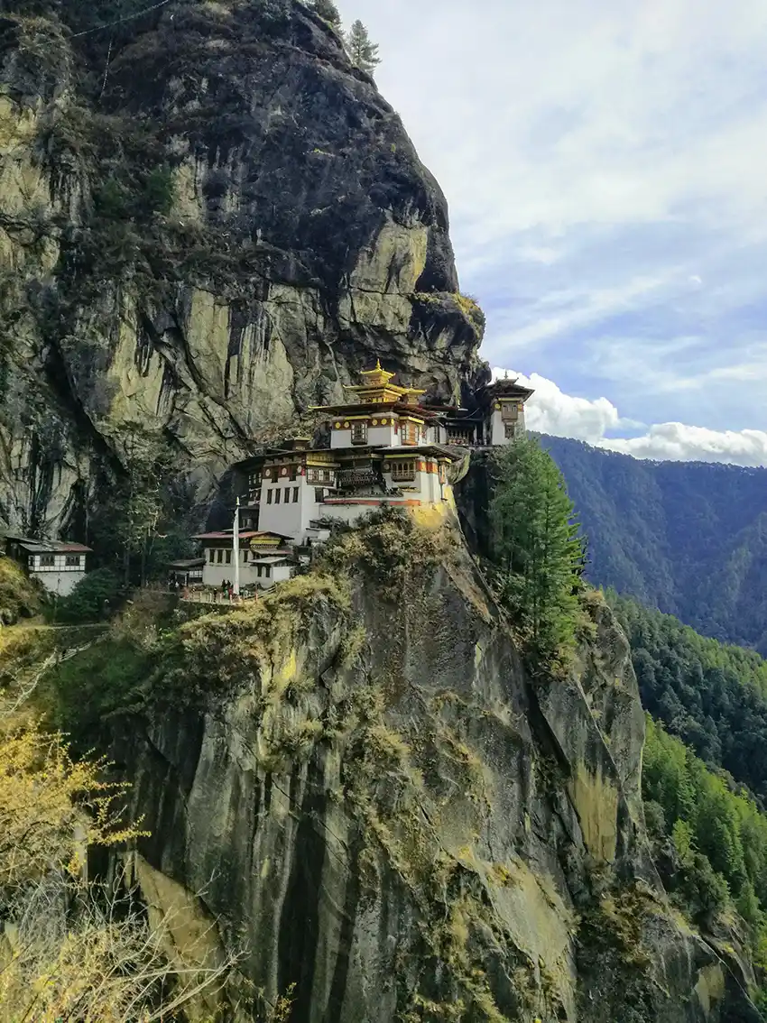 El monasterio del Nido del Tigre sobre el fondo rocosa de la montaña en que se alza.