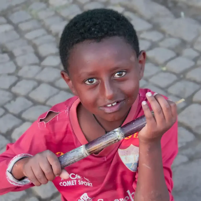 Lázaro sonríe para la foto de Región en Lalibela