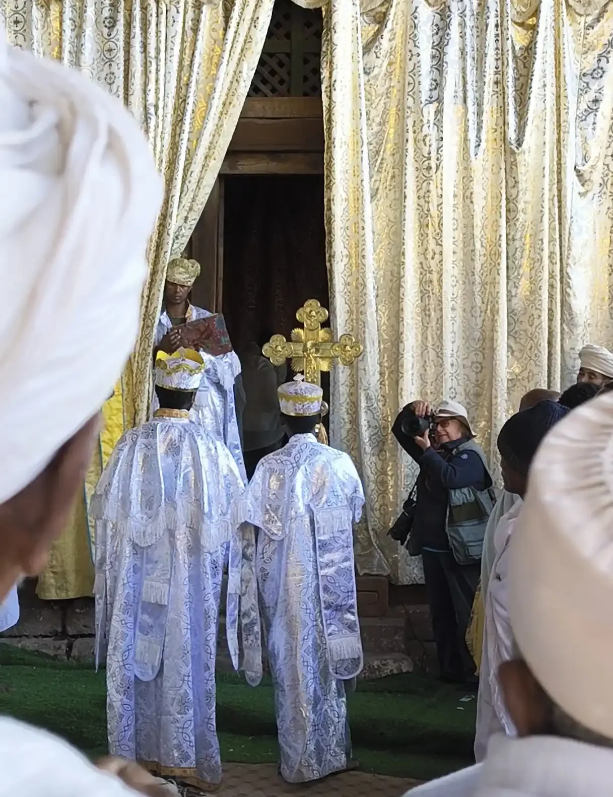 La fotógrafa Cristina García tomando instantáneas de una ceremonia de romería en las inmediaciones de Lalibela.